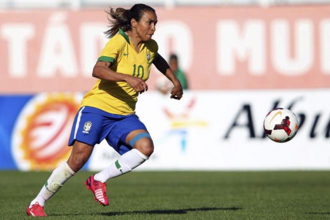 Marta Vieira conduce un balón en un partido.
