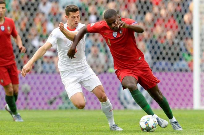 William Carvalho maneja la pelota en el Portugal-Suiza.