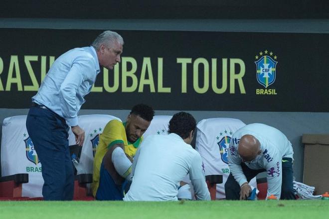 Neymar es atendido en el banquillo tras lesionarse ante Catar.