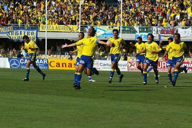 Oli celebra el primer gol en Chapín.