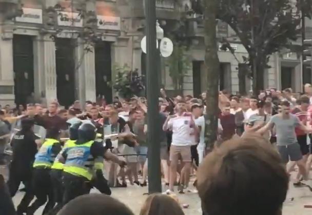 La policía portuguesa carga contra un grupo de 'hooligans' en Oporto.