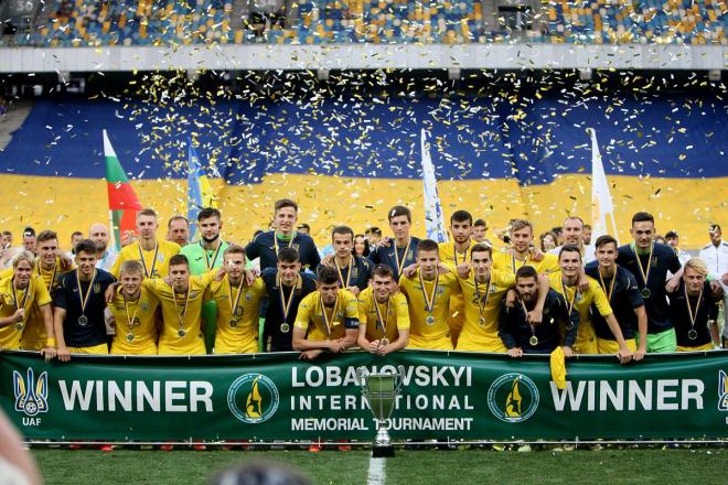 Bogdan Milovanov, segundo por la izquierda. celebra el título con sus compañeros (Foto: FF Ukraine)