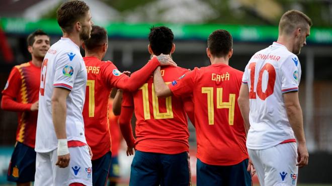Aspas celebrando un tanto de España ante Islas Feroe con Robert Moreno en el banquillo  (Foto: UEFA).