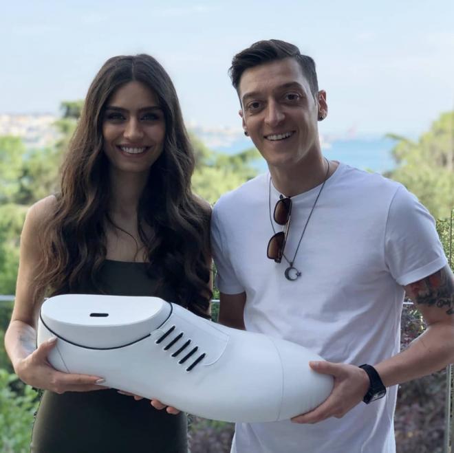 Amine Gulse y Mesut Ozil posan con un zapato de la fundación 'BigShoe'.