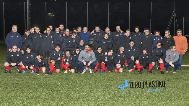 Elizegi y el equipo Genuine encabezan la representación del Athletic en las labores de limpieza de Urdaibai (Foto: Athletic Club).