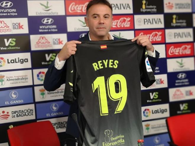 El Extremadura jugó ante el Mallorca con una camiseta negra por Reyes.