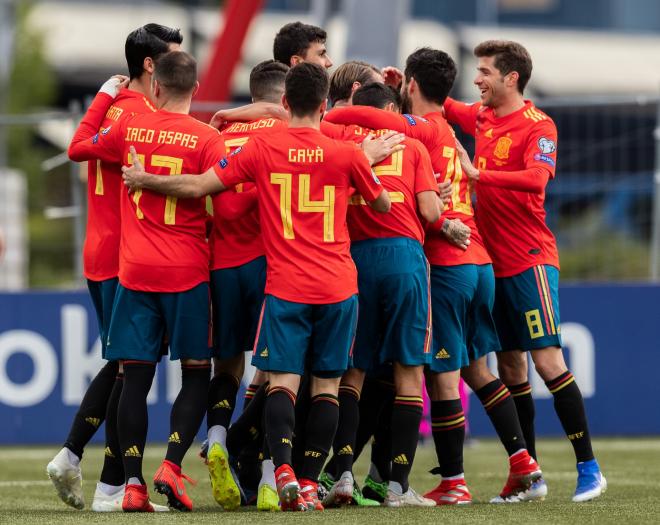 Los jugadores de la selección española celebran uno de los goles logrados ante Islas Feroe.