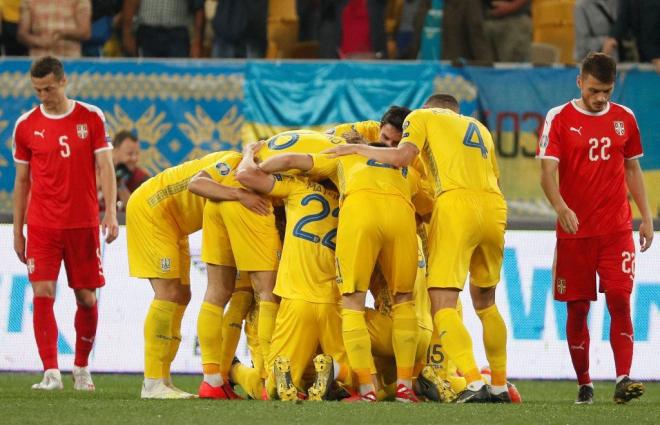 Los jugadores de Ucrania celebran uno de los cinco goles logrados ante Serbia.
