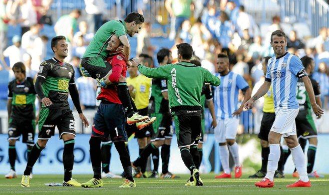 Los jugadores del Elche celebran la victoria en La Rosaleda en la temporada 2013/2014 (Foto: EFE).