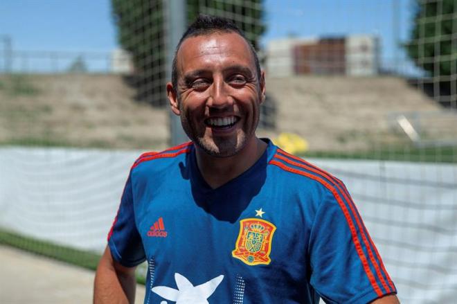 Santi Cazorla sonríe durante un entrenamiento de la selección española en 2019.