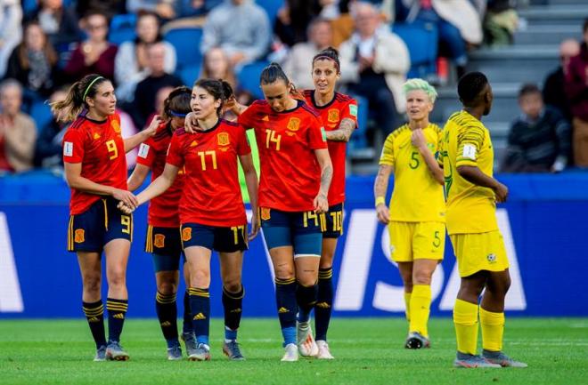 Lucía García celebra con sus compañeras el tanto ante Sudáfrica.