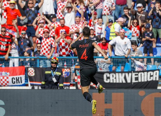 Ivan Perisic celebra su gol en el Croacia-Gales.