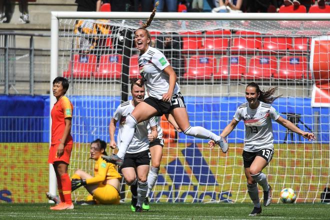 Giulia Gwinn celebra su gol ante China.