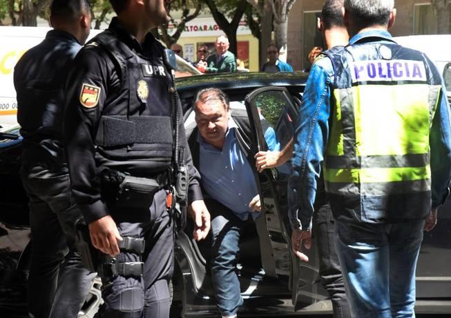 Agustín Lasaosa, presidente de la SD Huesca, tras ser detenido (Foto: EFE).