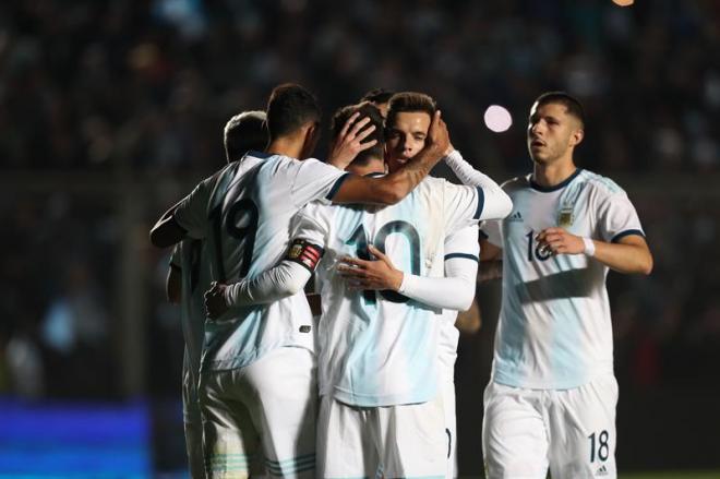 Lo Celso celebra con Messi uno de los goles de Argentina.