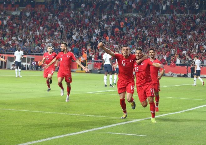 Los jugadores de Turquía celebran uno de los goles anotados ante Francia.