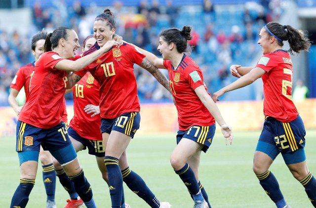 Lucía García celebra el segundo gol de Jenni Hermoso tras el penalti sobre la leona (Foto: Sefutbol).