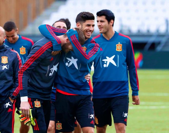 Marco Asensio bromea con De Gea en un entrenamiento de la selección española.
