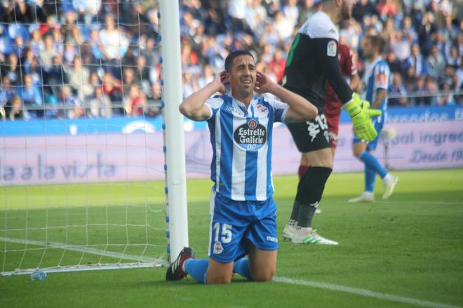 Pedro Sánchez se lamenta de un fallo durante el Dépor-Córdoba de la pasada temporada (Foto: Iris Miquel).