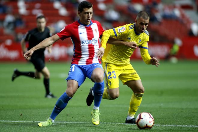 Morilla presiona a Aketxe para arrebatarle el balón en un Sporting-Cádiz (Foto: Luis Manso).
