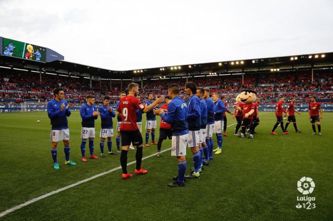 El Real Oviedo realiza el pasillo a Osasuna, campeón de LaLiga 1|2|3 (Foto: LaLiga).