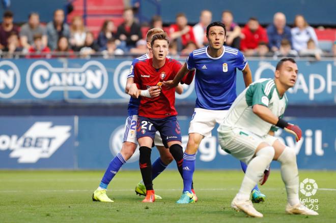 Alfonso Herrero y Javi Hernández, durante el Osasuna-Real Oviedo (Foto: LaLiga).