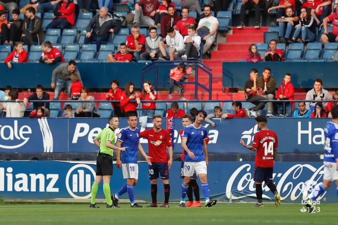 Carlos Martínez y Christian Fernández en una acción del partido ante Osasuna (Foto: LaLiga).