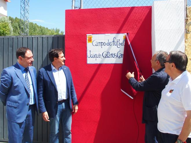 Caparrós descubre la placa del campo de fútbol que lleva su nombre (Foto: Ayuntamiento de Cuenca).