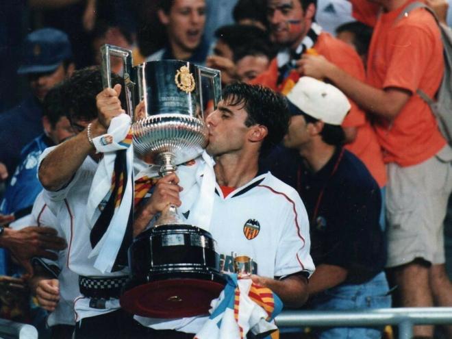 Claudio Piojo López besa la Copa conquistada en 1999 en La Cartuja (Foto: Valencia CF).