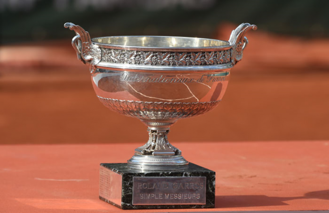 El trofeo de ganador de Roland Garros en la categoría individual masculina.