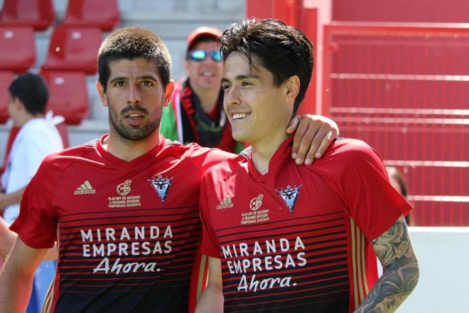 Hugo Rama celebra con un compañero su gol ante el Recreativo de Huelva (Foto: Mirandés).