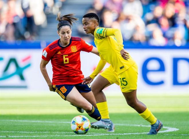 Vicky Losada persigue a Jane en una jugada.