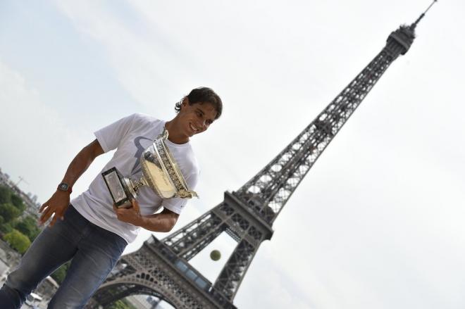 Nadal posa con el título junto a la Torre Eiffel (Foto: RG).