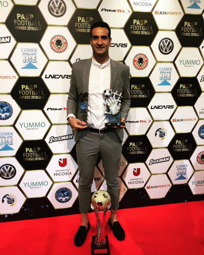 Toño Ramírez recibió el premio 'Golden Gloves' en Chipre al término de la pasada temporada.