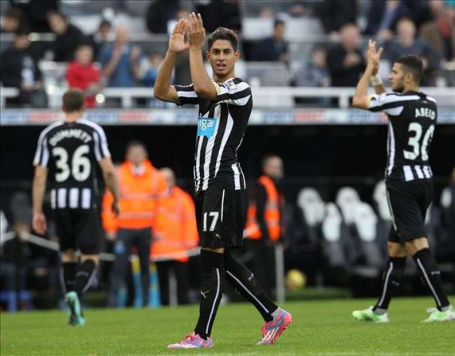 Ayoze aplaude a la afición tras jugar un partido con el Newcastle.