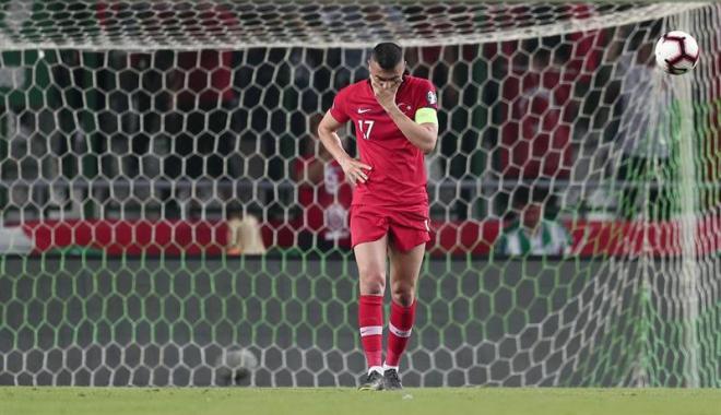 Burak Yilmaz se lamenta durante el último partido de Turquía.