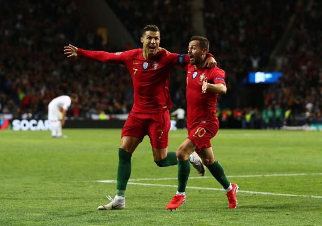 Cristiano Ronaldo y Bernardo Silva celebran un gol en las semifinales de la Nations League.