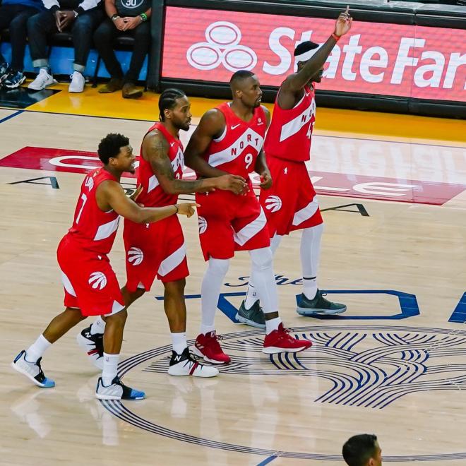 Los Raptors, durante el enfrentamiento con los Golden State Warriors | Foto: Twitter.