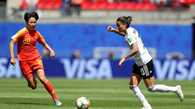La alemana Dzsenifer Marozsan, peleando el balón durante el Alemania-China | Foto: FIFA.