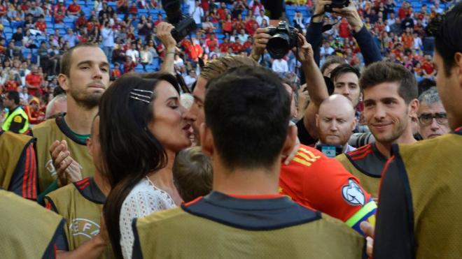 Sergio Ramos besa a su esposa, Pilar Rubio.