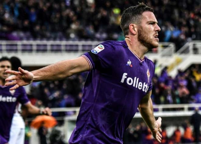 Jordan Veretout celebra un gol con la Fiorentina.