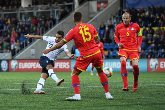 Ben Yedder chuta para marcar su primer gol con Francia.