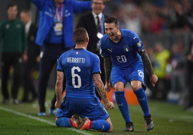 Bernardeschi y Verratti celebran uno de los goles de Italia.
