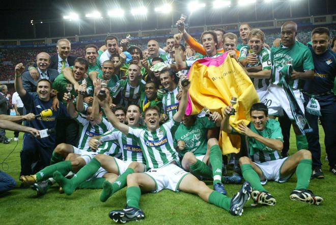 Serra Ferrer y los jugadores del Betis celebran el título de la Copa del Rey.