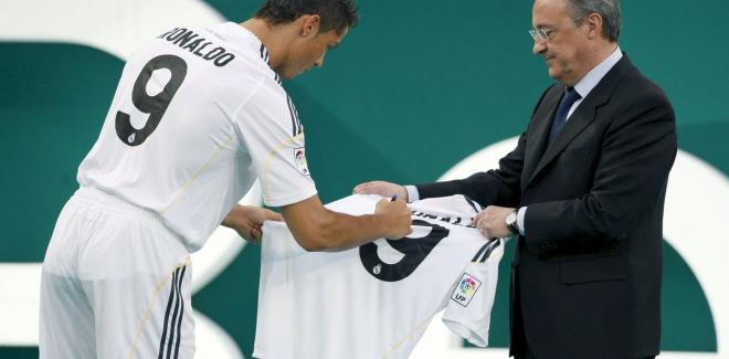 Cristiano, junto a Florentino Pérez, en su presentación (Foto: EFE).
