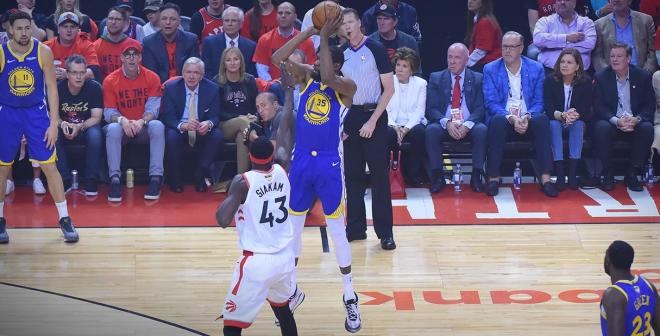 Kevin Durant, momentos antes de sufrir la lesión durante el partido ante los Raptors | Foto: Twitter.