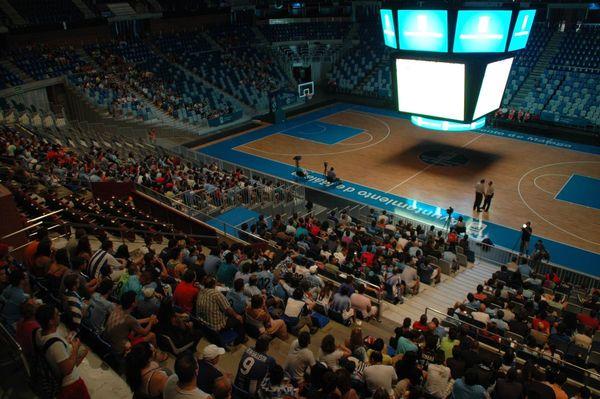 El Carpena, en 2012 con los aficionados viendo el Panathinaikos-Málaga de Champions en los videomarcadores.