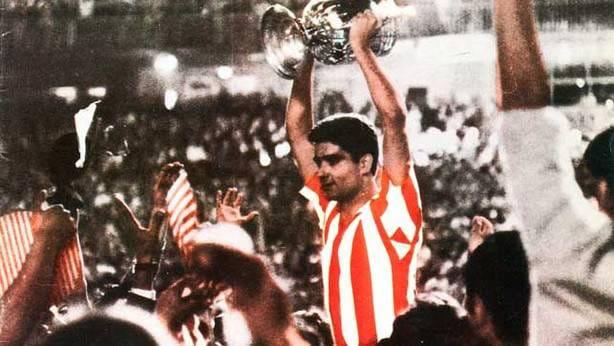 Koldo Etxebarria, el capitán de los 60 en el Athletic Club, alza la Copa (Foto: El Txistu).