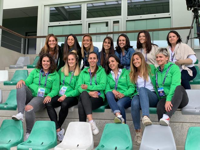 Las embajadoras de Iberdrola presencian el entrenamiento de la selección femenina.