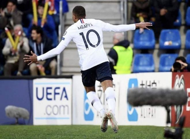 Mbappé celebra su gol ante Andorra.